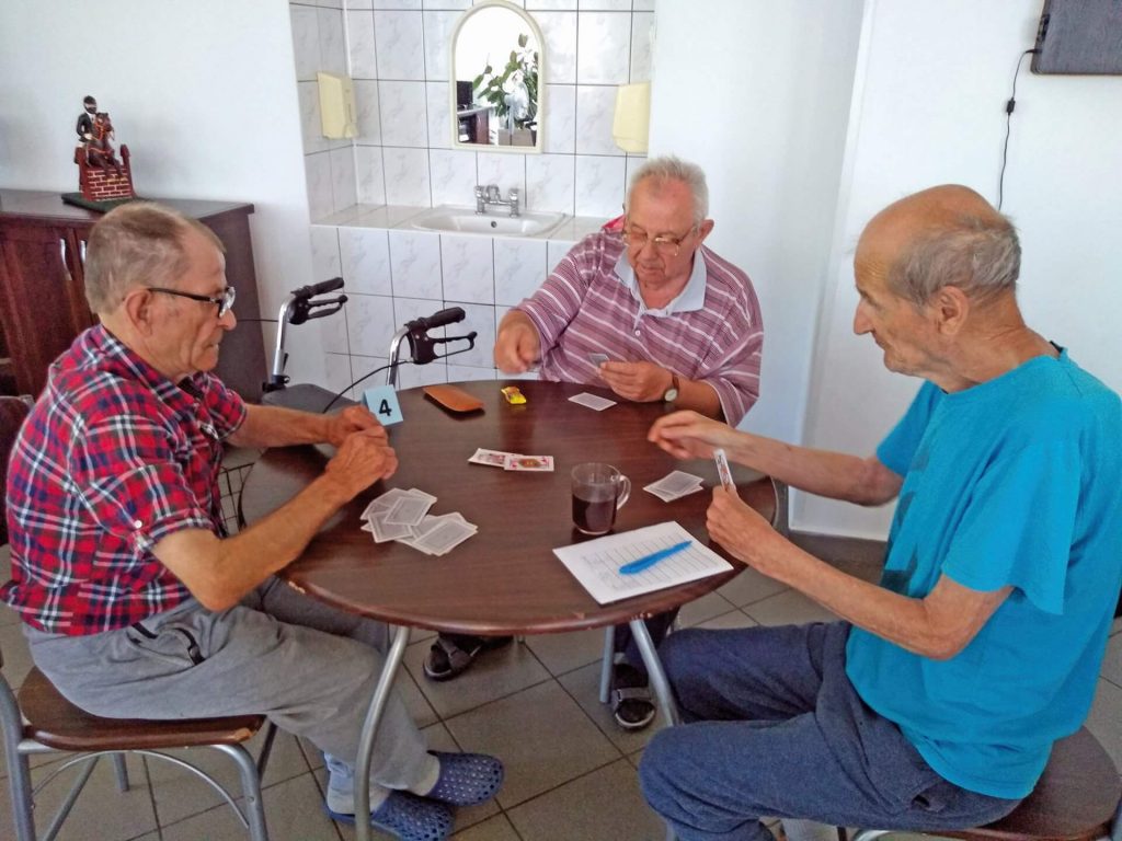 Seniorzy grają w karty
