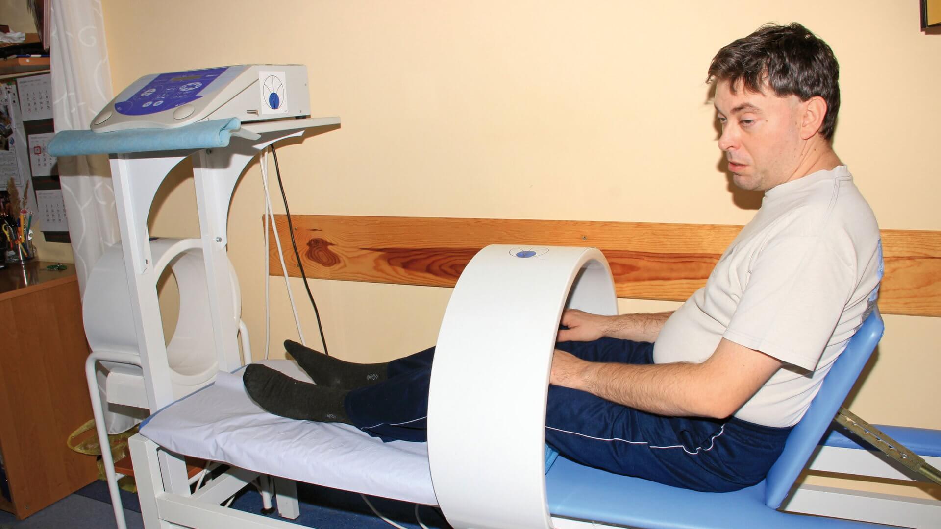Uczestnik Warsztatu Terapii Zajęciowej w Kwidzynie podczas magnetoterapii