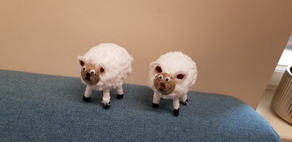 Dwie owieczki wykonane przez seniorów z Dziennego Domu Pobytu Senior+