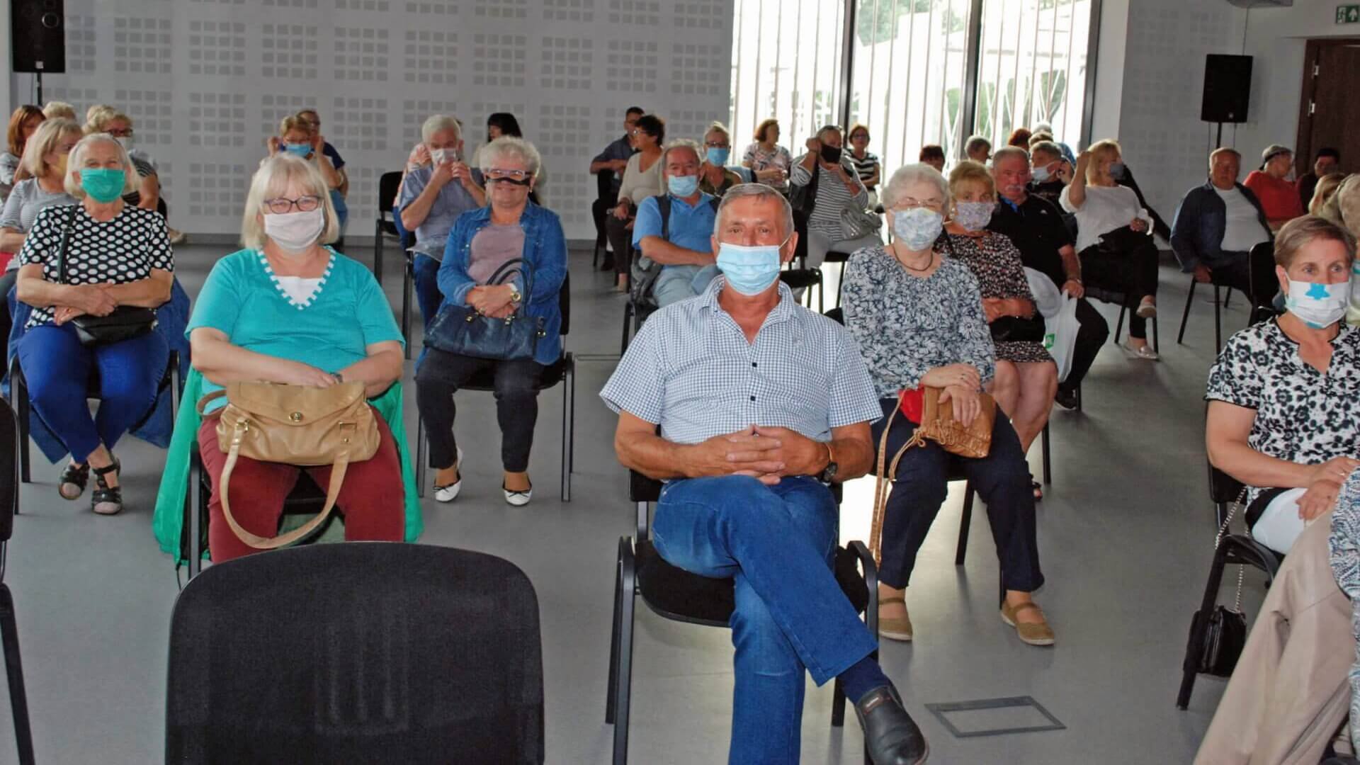 Seniorzy na spotkaniu w auli Kwidzyńskiego Parku Przemysłowo-Technologicznego