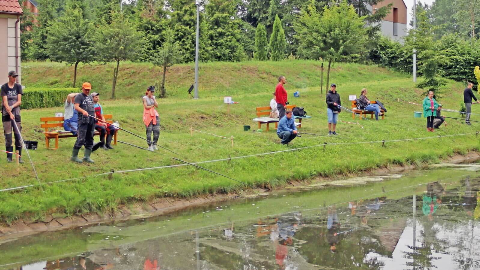 Zawody wędkarskie w parku przy Warsztacie Terapii Zajęciowej w Kwidzynie