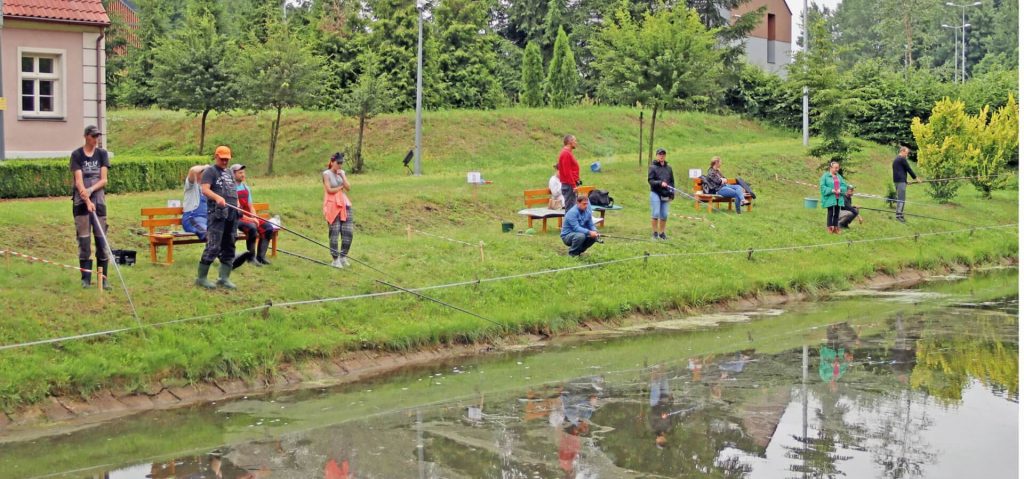Zawody wędkarskie w parku przy Warsztacie Terapii Zajęciowej w Kwidzynie