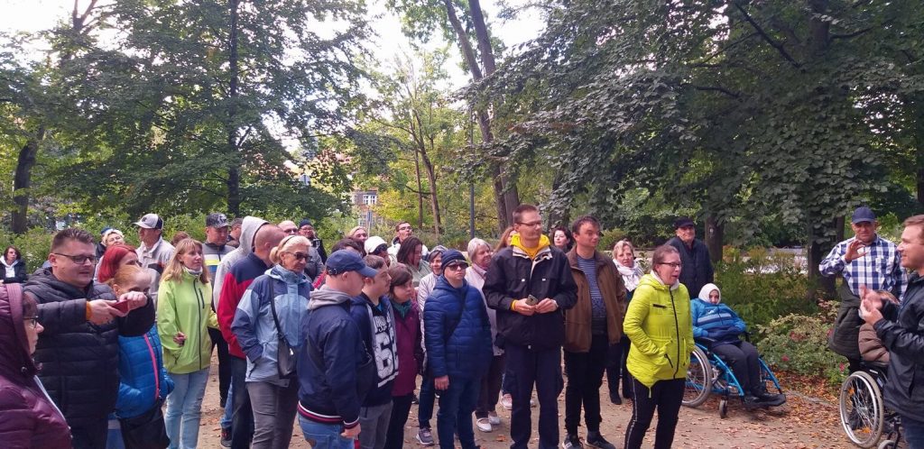 Uczestnicy Warsztatu Terapii Zajęciowej w Kwidzynie w parku Podzamcze