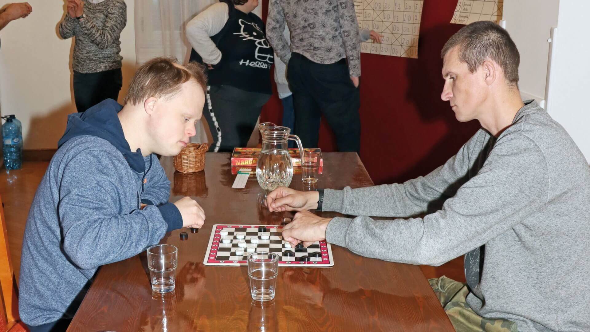 Szymon Szpociński i Artur Jurczak podczas gry w warcaby