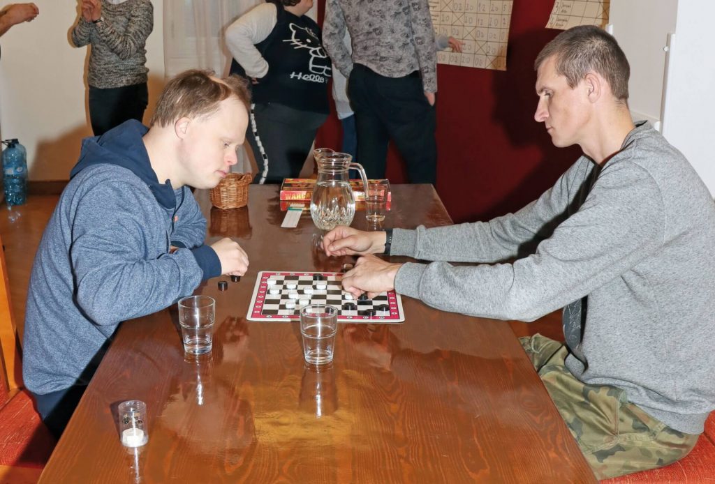 Szymon Szpociński i Artur Jurczak podczas gry w warcaby