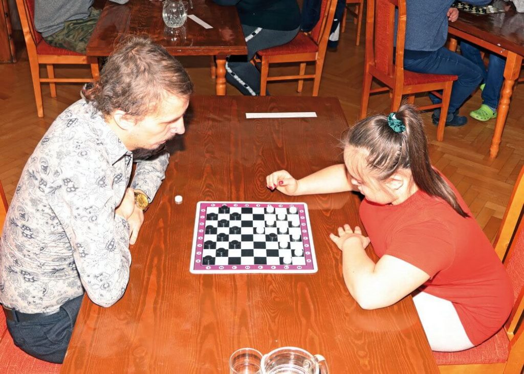 Leszek Śmigielski i Aleksandra Salińska podczas gry w warcaby