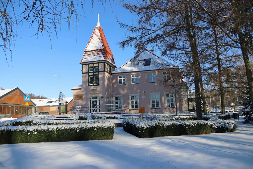Siedziba Warsztatu Terapii Zajęciowej w otoczeniu pokrytym śniegiem