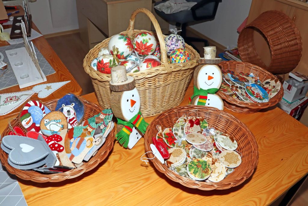 Koszyki ze świątecznymi ozdobami
