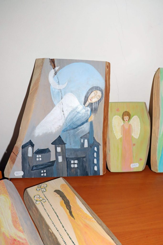 Religijne obrazy namalowane na drewnie