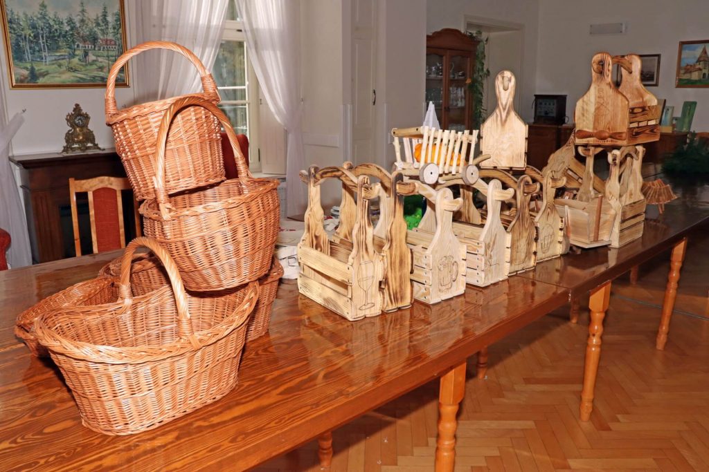 Koszyki i drewniane skrzynki na butelki na stole