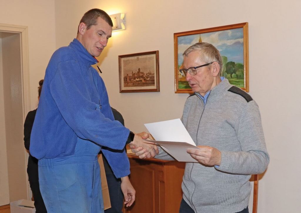 Bogdan Muchowski gratuluje uczestnikowi