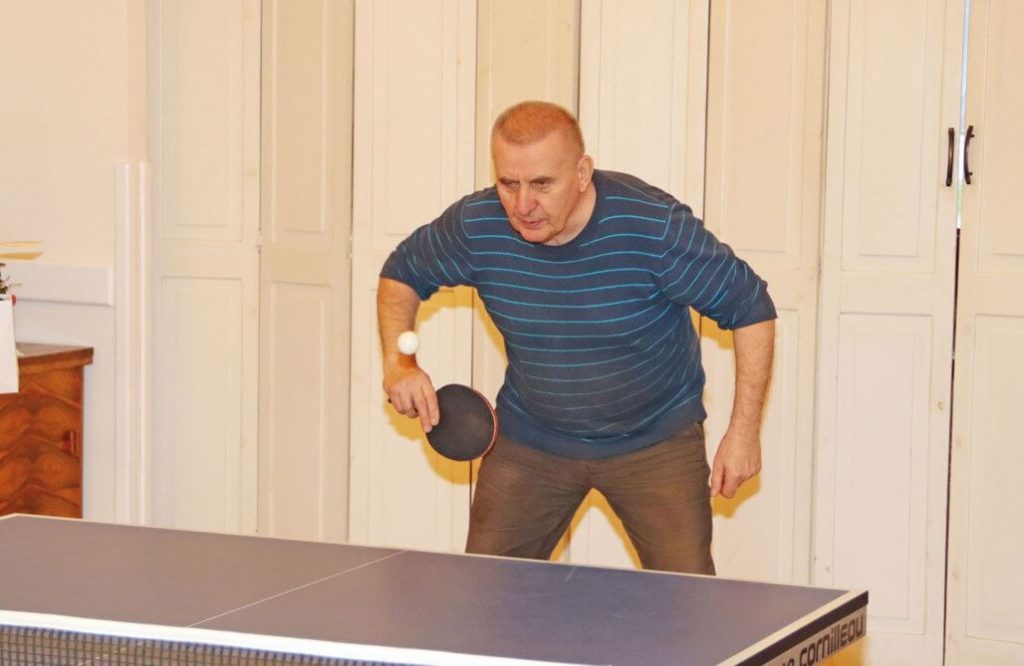 Marian Behnke podczas gry w tenisa stołowego
