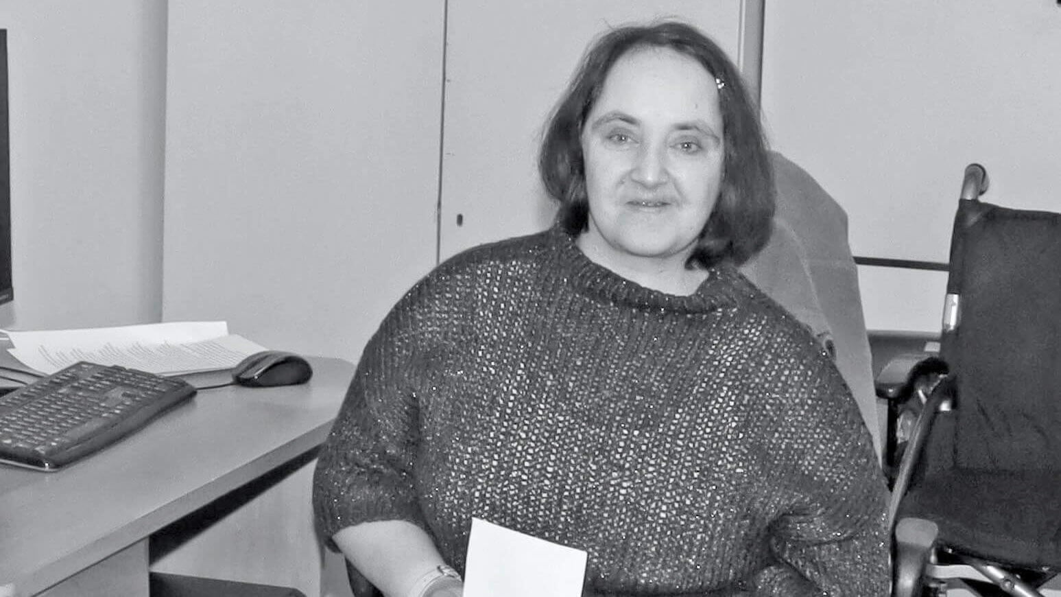 Czarno-białe zdjęcie Doroty Klimaszewskiej w pracowni redakcyjnej