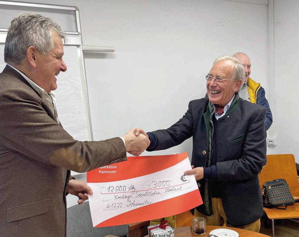 Dr Christian Meyl przekazuje Kazimierzowi Gorlewiczowi symboliczny czek na kwotę 3000 euro
