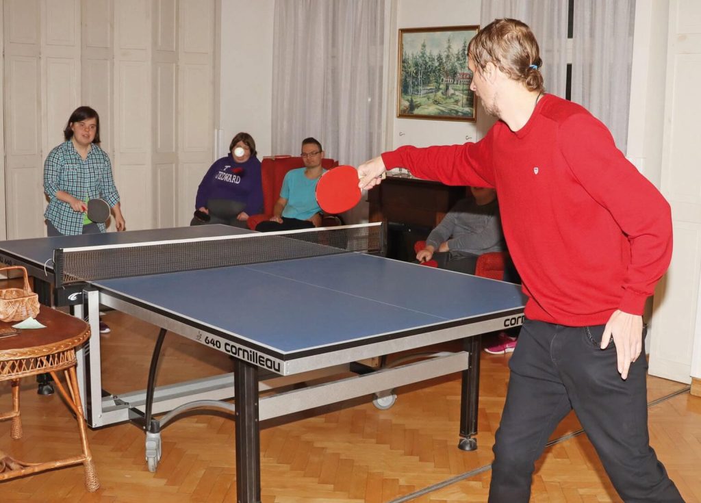 Leszek Śmigielski i Agnieszka Sitnicka podczas gry w tenisa stołowego