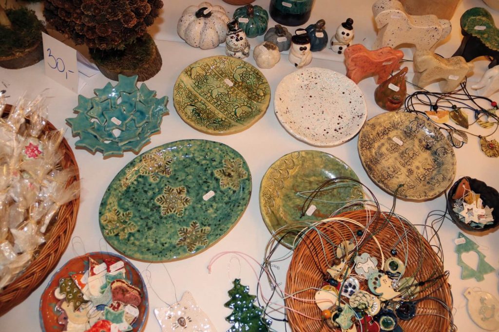 Świąteczne ozdoby sprzedawane podczas kiermaszu rozłożone na stole