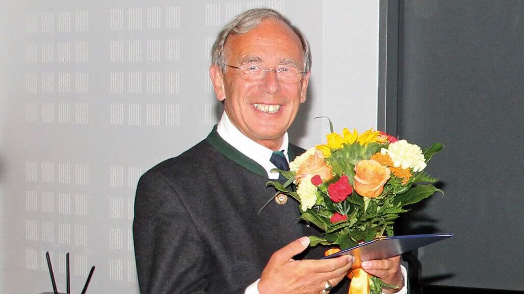 Dr Christian Meyl z bukietem kwiatów
