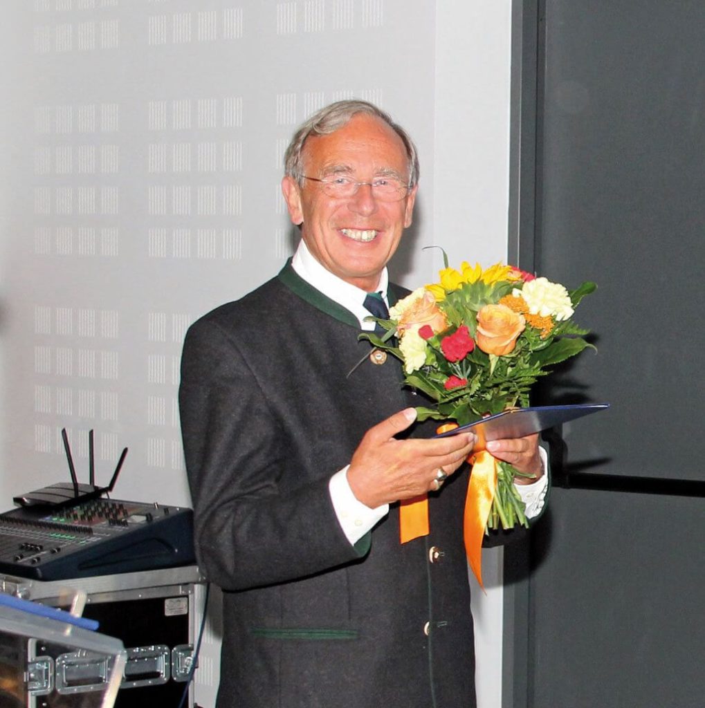 Dr Christian Meyl z bukietem kwiatów