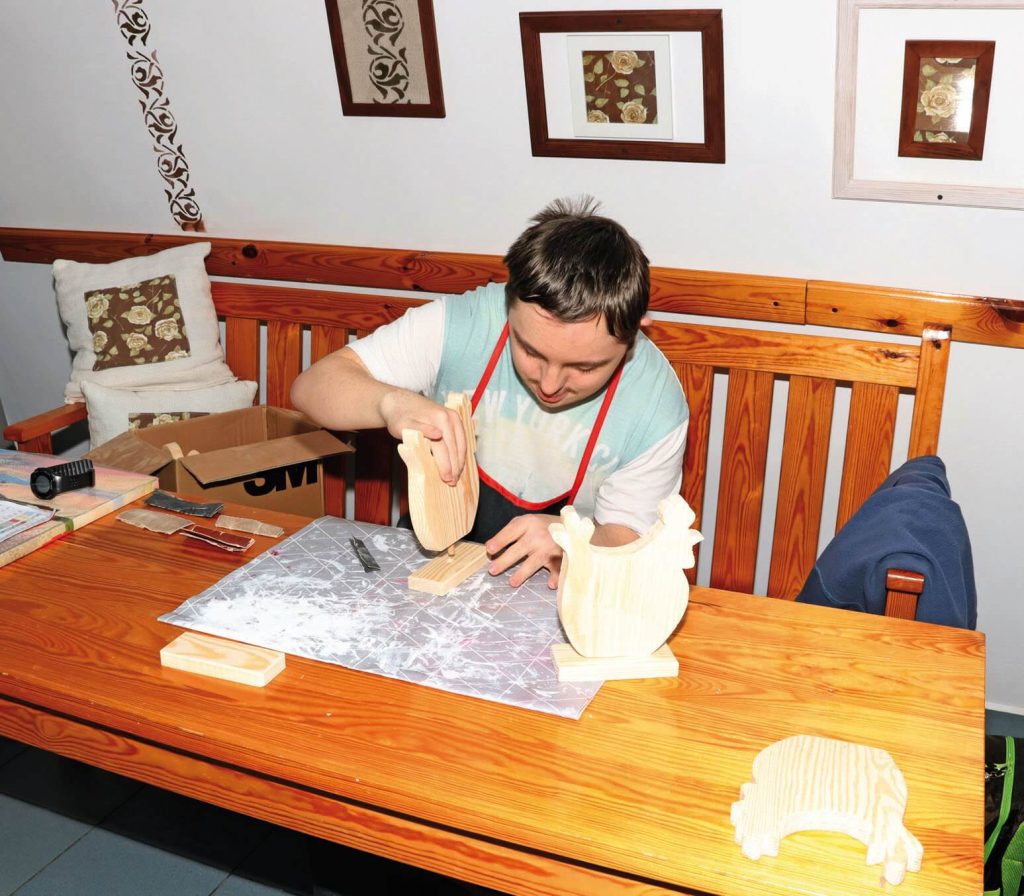 Uczestnik Warsztatu Terapii Zajęciowej w Górkach przygotowuje wielkanocne ozdoby