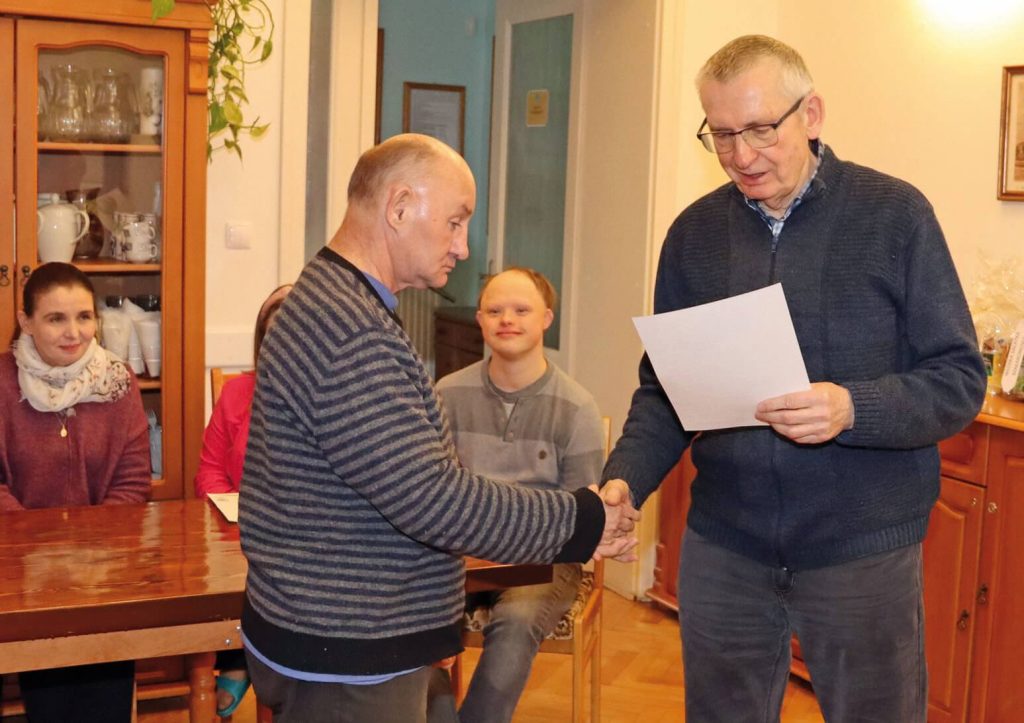 Uczestnik turnieju bocce odbiera dyplom od Bogdana Muchowskiego