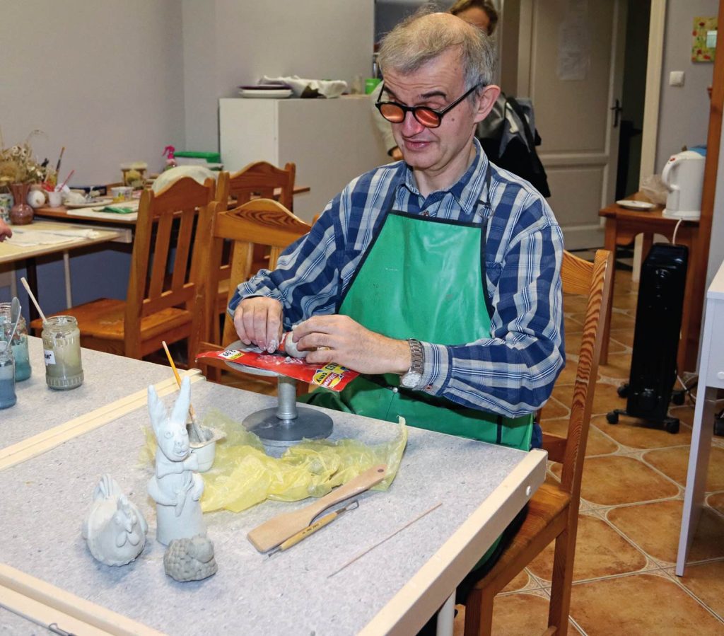 Uczestnik Warsztatu Terapii Zajęciowej w Górkach przygotowuje wielkanocne ozdoby