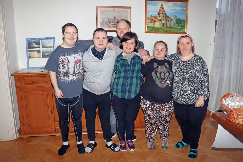 Grupowe zdjęcie uczestników Warsztatu Terapii Zajęciowej w Górkach z zespołem Downa