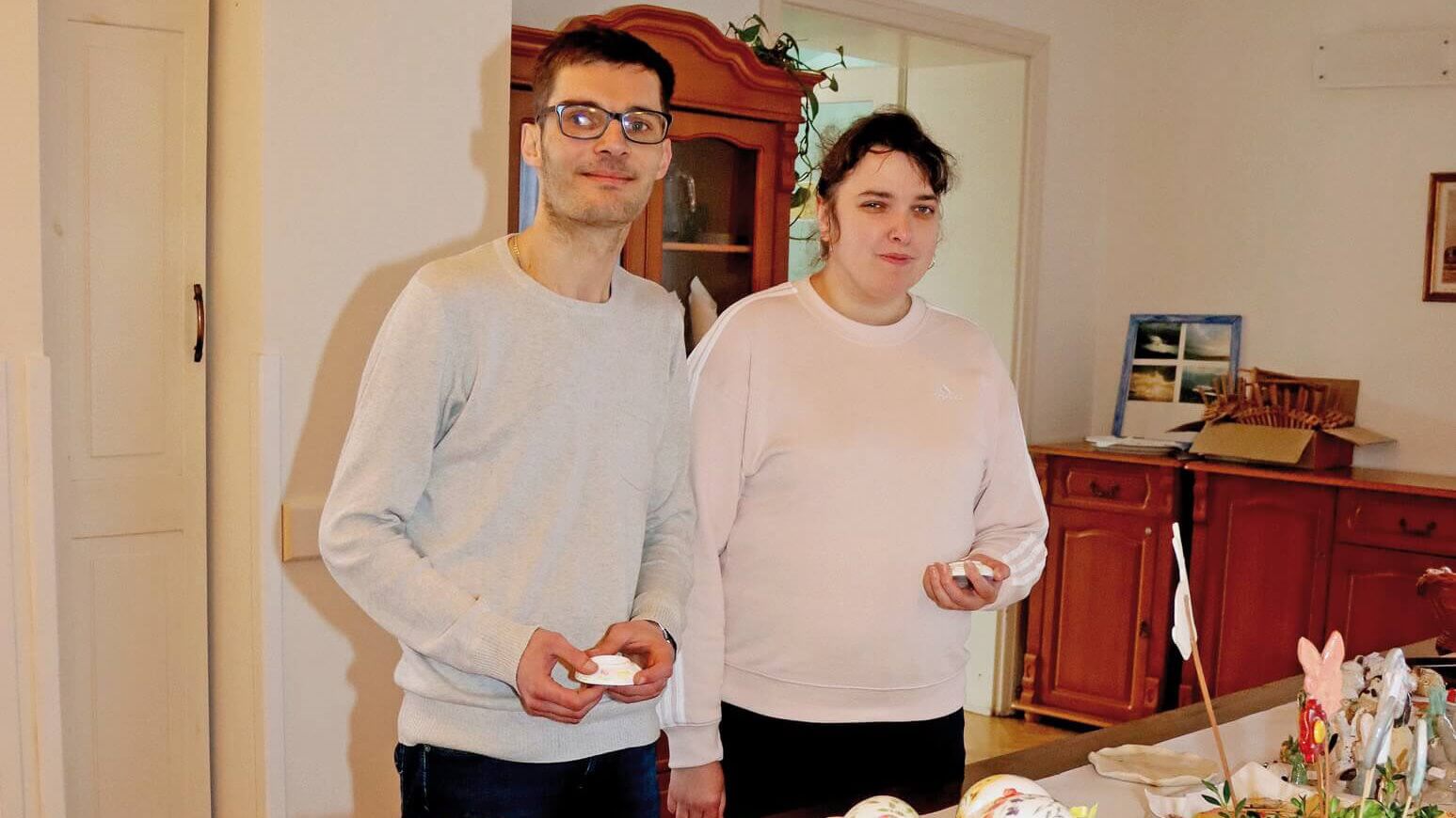 Dwójka uczestników Warsztatu Terapii Zajęciowej w Górkach na kiermaszu wielkanocnym