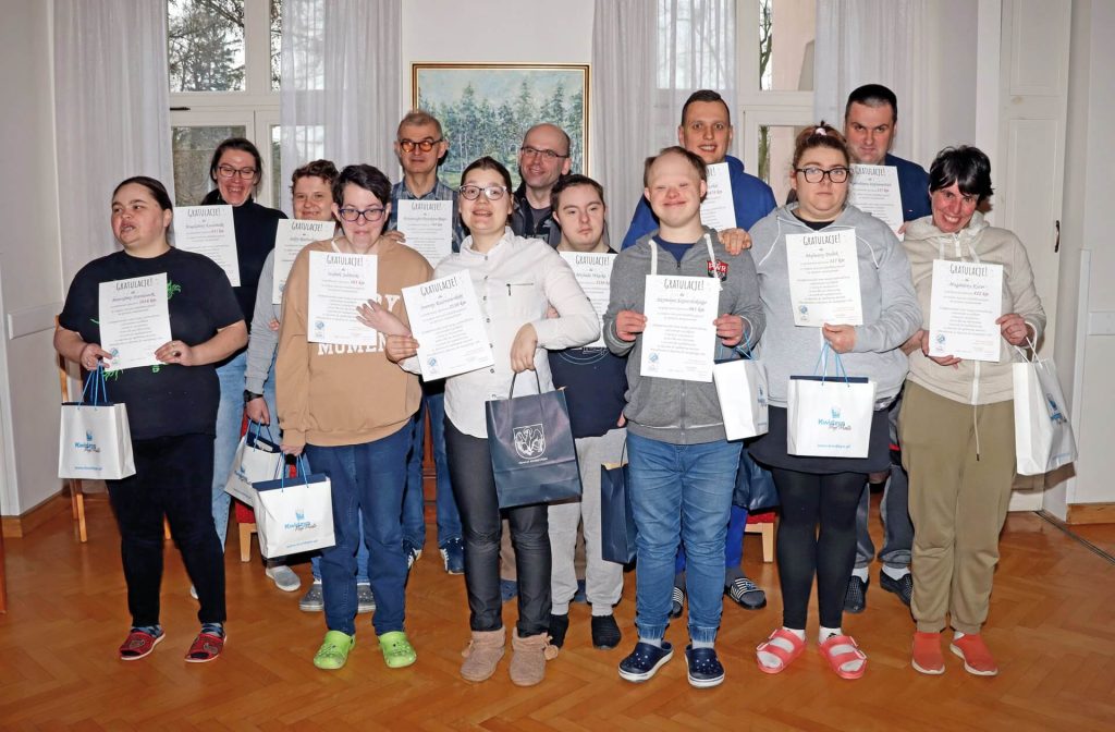 Uczestnicy Warsztatu Terapii Zajęciowej w Górkach z upominkami i dyplomami