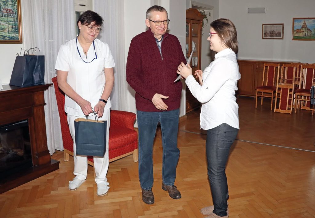 Joanna Kuźniewska odbiera dyplom od Bogdana Muchowskiego