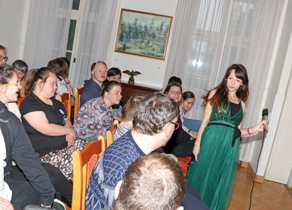 Uczestnicy Warsztatu Terapii Zajęciowej w Górkach podczas występu zespołu Tu i Teraz
