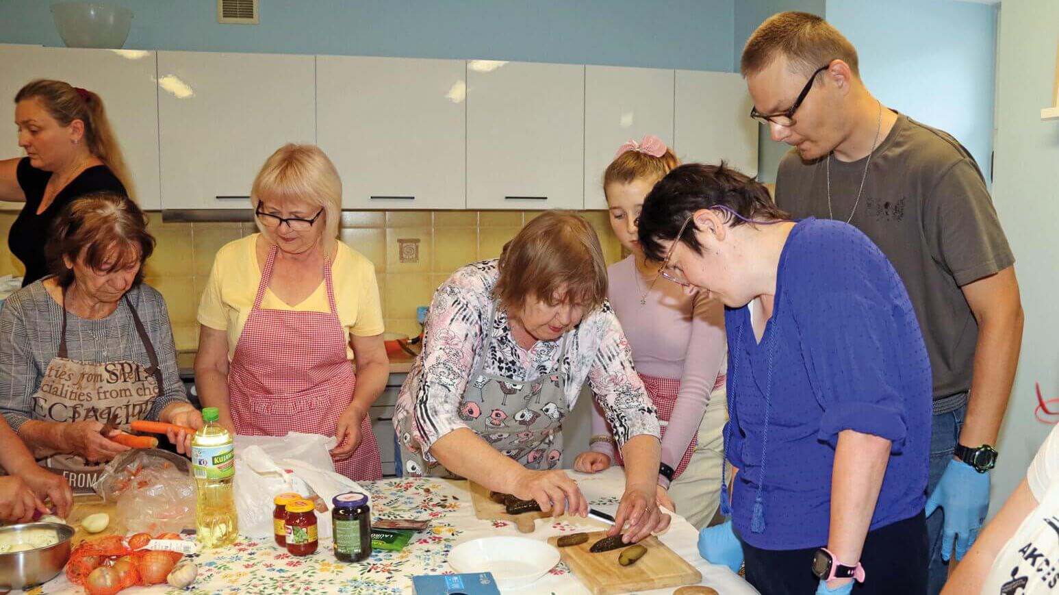 Ukrainki przygotowują posiłki z uczestnikami Warsztatu Terapii Zajęciowej w Górkach