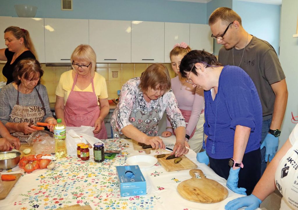 Ukrainki przygotowują posiłki z uczestnikami Warsztatu Terapii Zajęciowej w Górkach