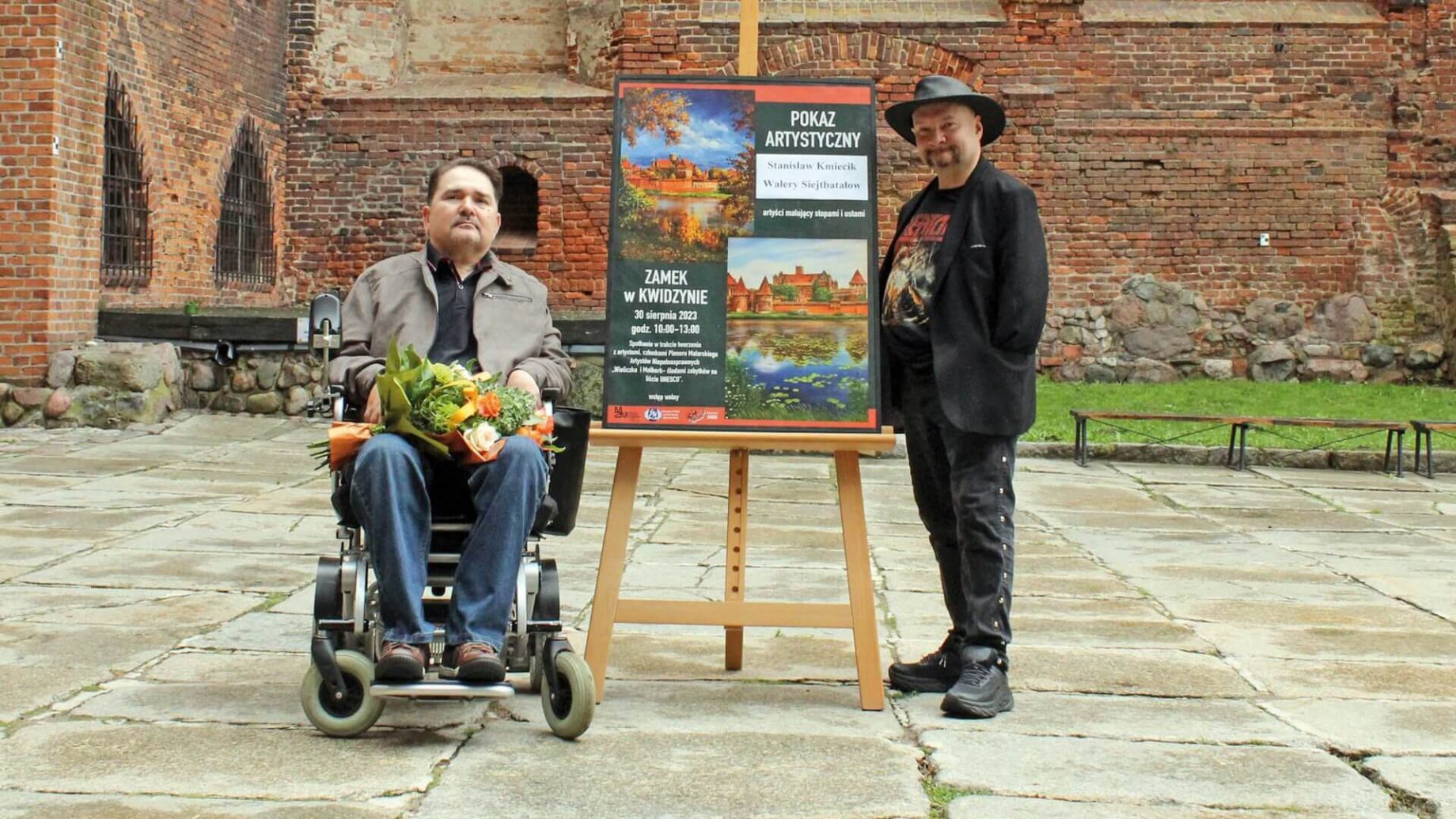 Niepełnosprawni artyści na dziedzińcu kwidzyńskiego zamku
