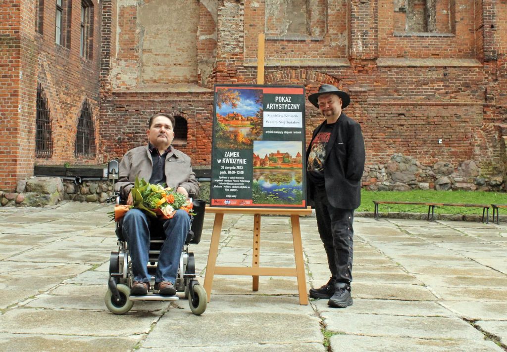 Niepełnosprawni artyści na dziedzińcu kwidzyńskiego zamku