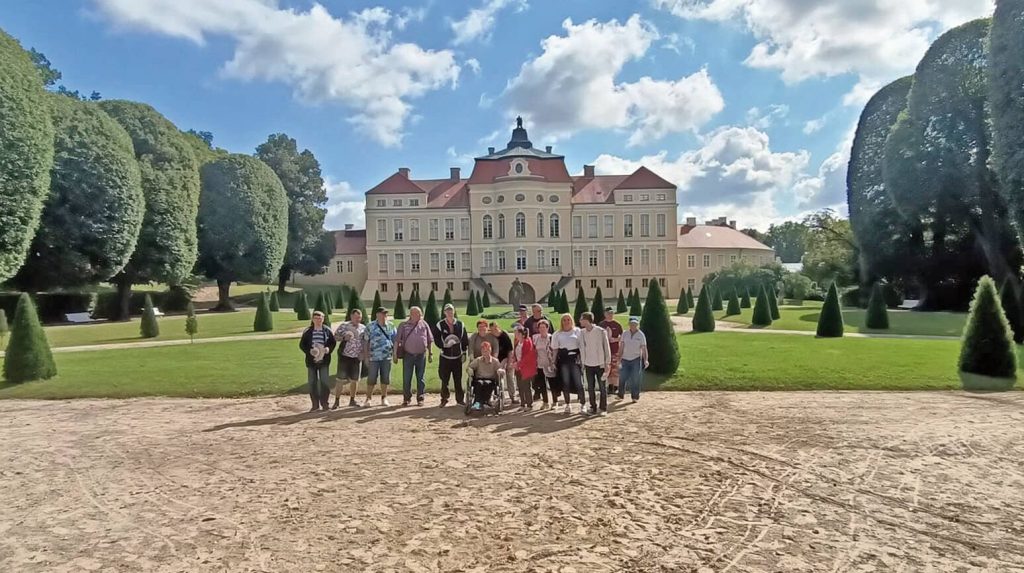 Zdjęcie grupowe z pałacem w Rogalinie w tle