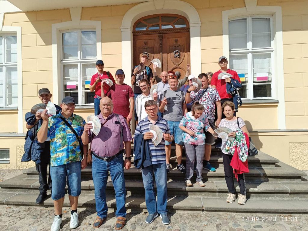 Zdjęcie grupowe przed wejściem do pałacu w Rogalinie