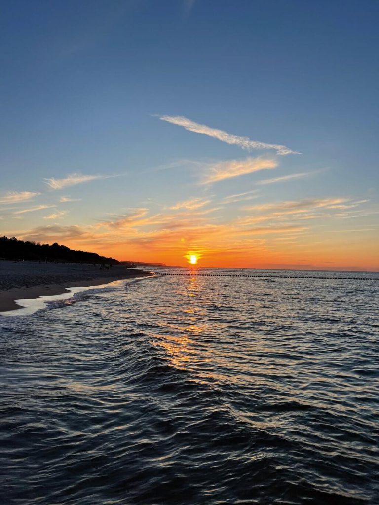 Fotografia konkursowa przedstawiająca zachodzące słońce nad morzem