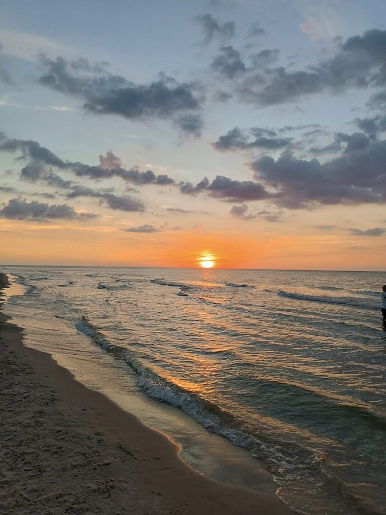 Fotografia konkursowa przedstawiająca zachodzące słońce nad morzem