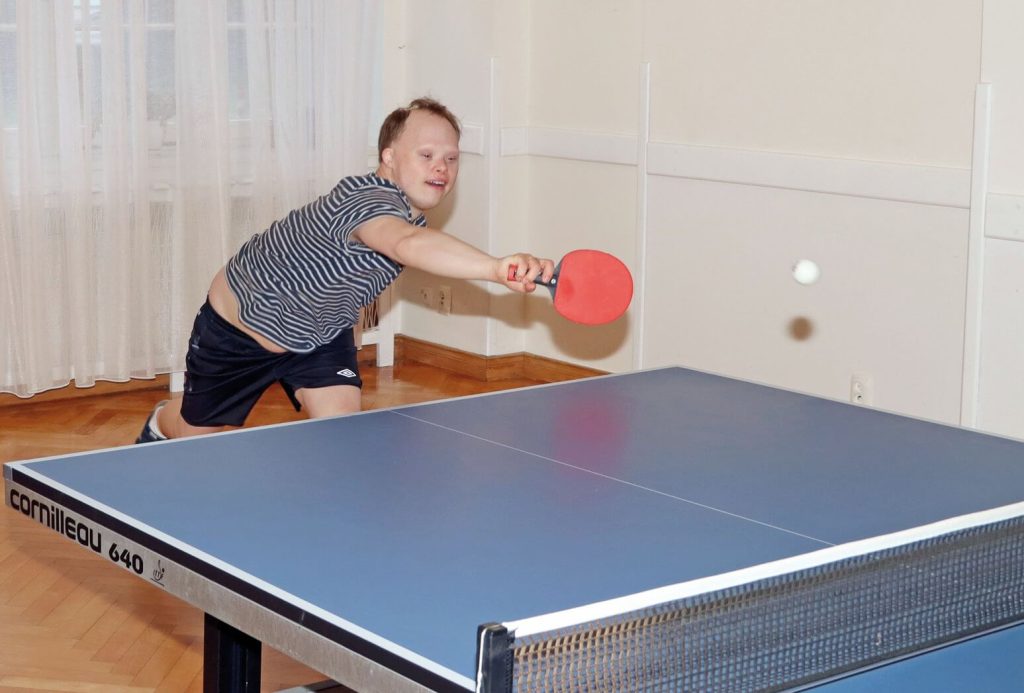 Szymon Szpociński podczas gry w tenisa stołowego