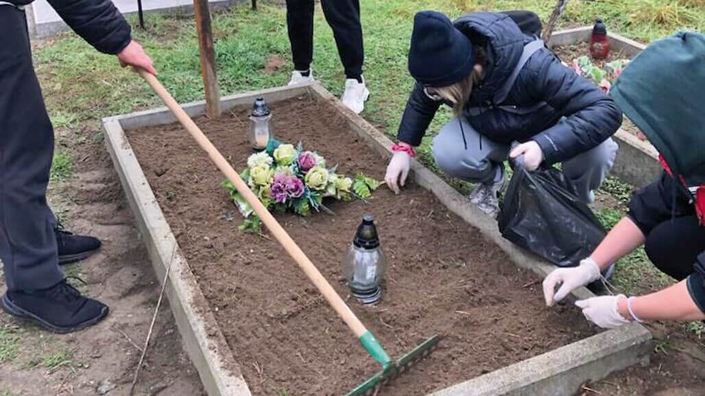 Wolontariusze z Zespołu Szkół nr 2 im. Marii Skłodowskie-Curie w Kwidzynie pracują na cmentarzu