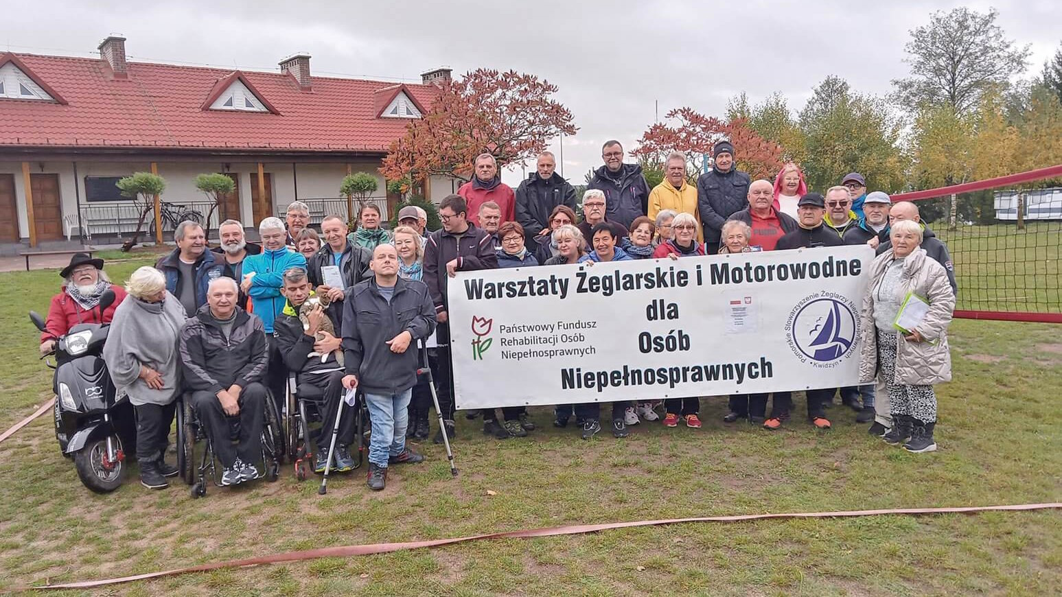 Zdjęcie grupowe uczestników Warsztatów Żeglarskich i Motorowodnych dla Osób Niepełnosprawnych