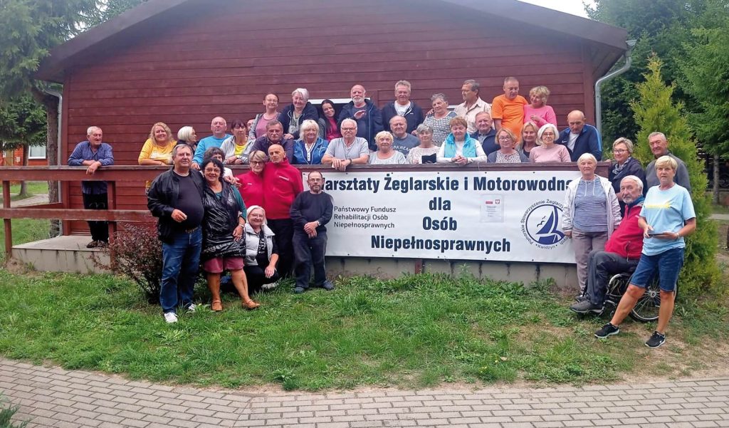 Zdjęcie grupowe uczestników Warsztatów Żeglarskich i Motorowodnych dla Osób Niepełnosprawnych