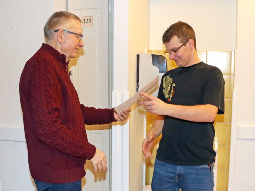 Uczestnik turnieju odbiera dyplom od Bogdana Muchowskiego