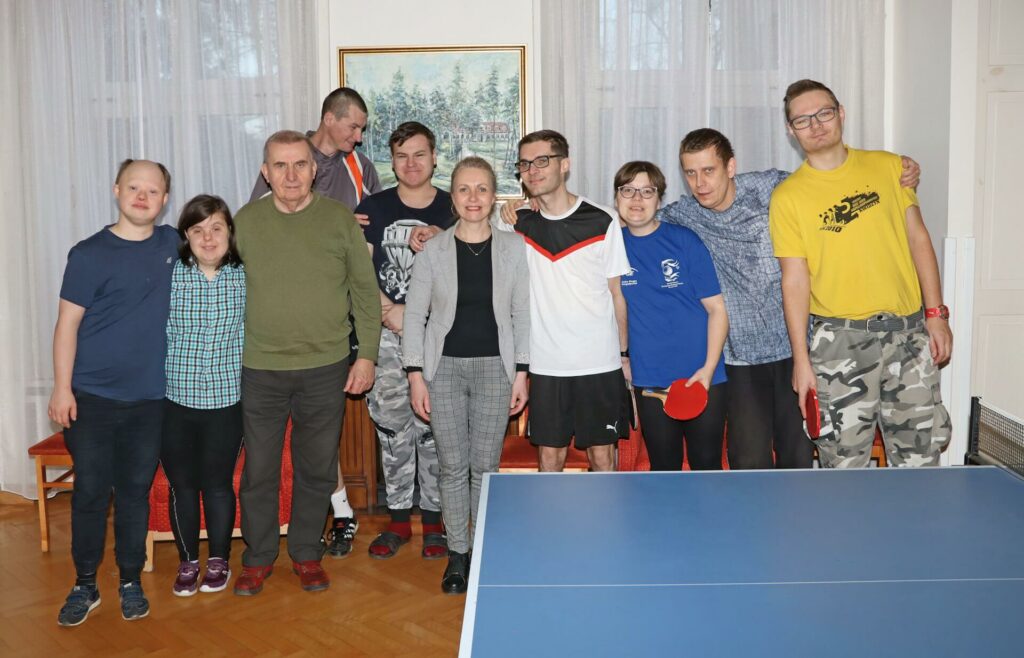 Zdjęcie grupowe z Anną Kowalską i uczestnikami turnieju tenisa stołowego