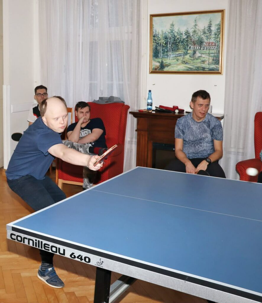 Szymon Szpociński podczas turnieju tenisa stołowego