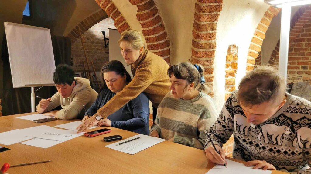 Uczestnicy Warsztatu Terapii Zajęciowej w Górkach podczas zajęć plastycznych w kwidzyńskim muzeum
