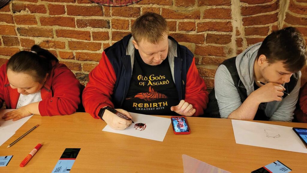 Uczestnicy Warsztatu Terapii Zajęciowej w Górkach podczas zajęć plastycznych w kwidzyńskim muzeum