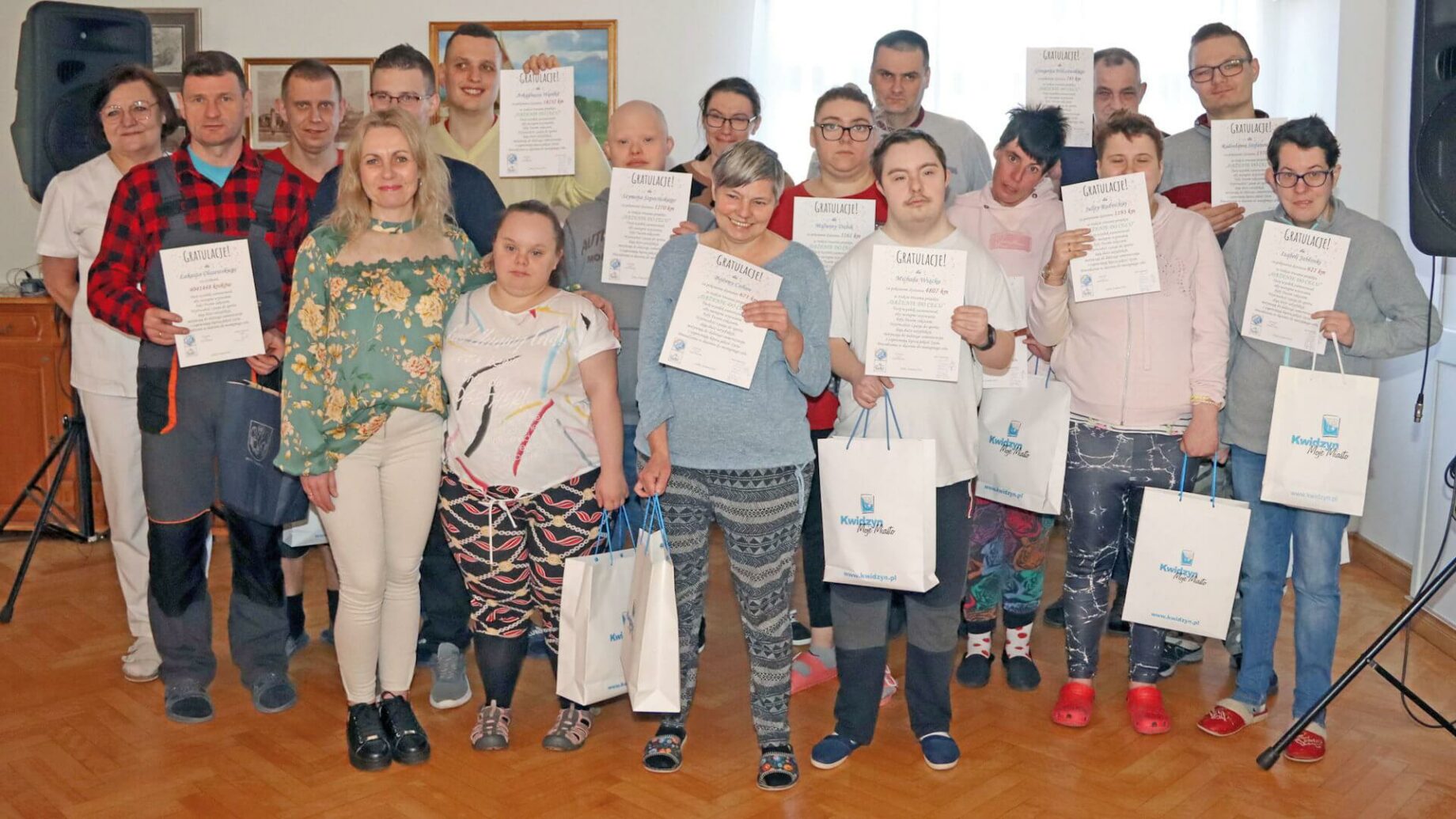 Uczestnicy Warsztatu Terapii Zajęciowej w Górkach z dyplomami i upominkami