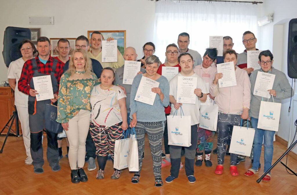 Uczestnicy Warsztatu Terapii Zajęciowej w Górkach z dyplomami i upominkami