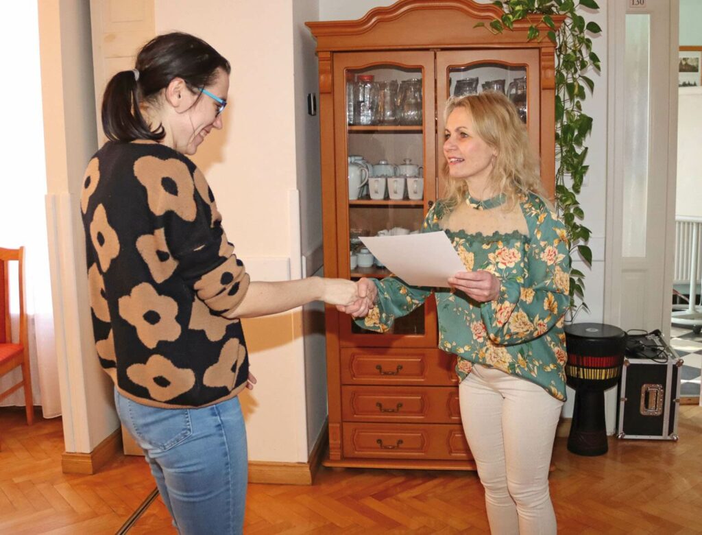 Magdalena Kwaśniak odbiera dyplom od Anny Kowalskiej